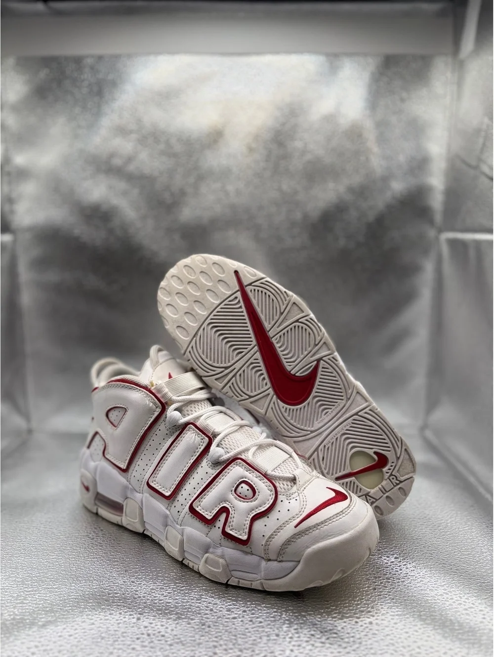 Nike air more uptempo whit varsity red outline GS